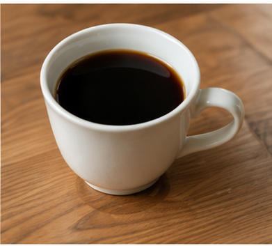 木のテーブルに置かれたブラックコーヒー